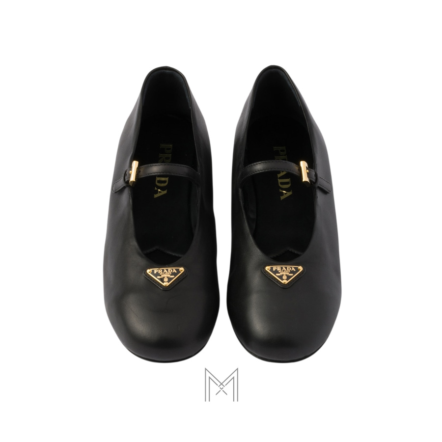 Giày búp bê Prada màu đen logo vàng chính hãng MHNP102 2026 Giày búp bê Prada màu đen logo vàng chính hãng MHNP102 2026