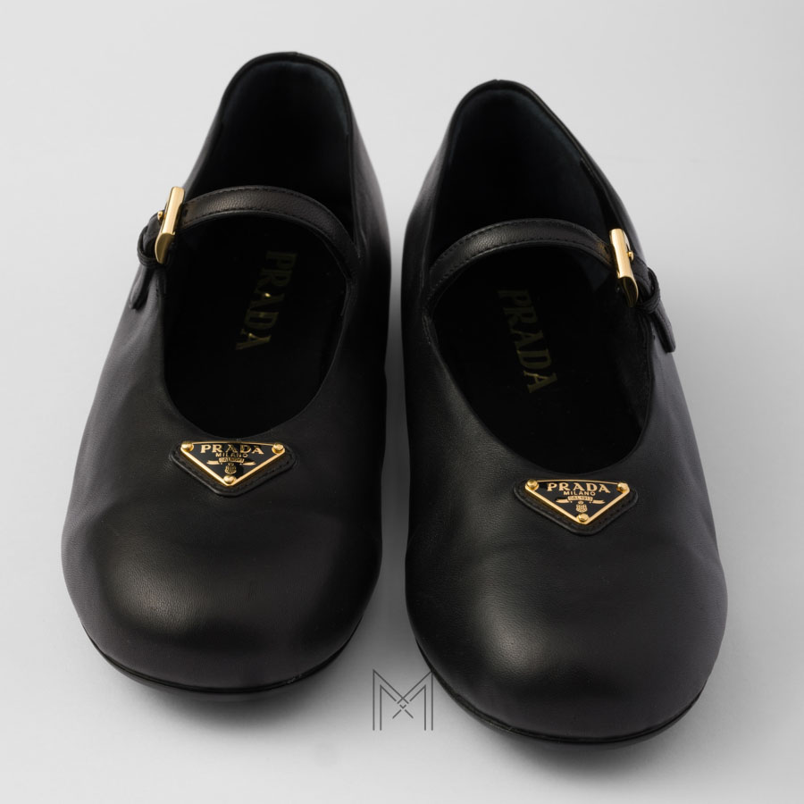Giày búp bê Prada màu đen logo vàng chính hãng MHNP102 2026 Giày búp bê Prada màu đen logo vàng chính hãng MHNP102 2026