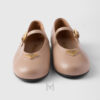 Giày búp bê Prada màu be logo vàng chính hãng MHNP101 2026 Giày búp bê Prada màu be logo vàng chính hãng MHNP101 2026